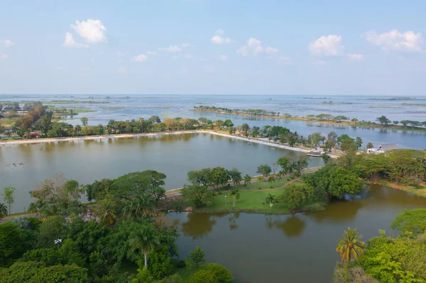 有绿树 池塘或湖泊的花园公园的空中俯瞰 泰国自然景观背景 — 图库照片