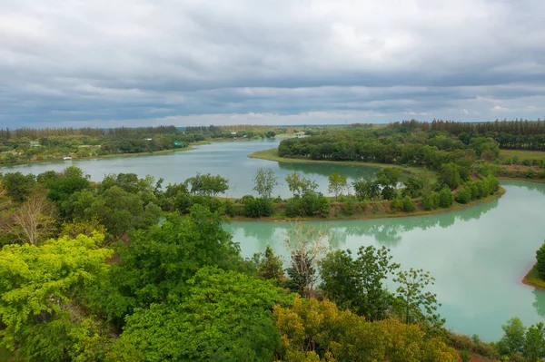 Luftaufnahme Eines Gartenparks Mit Grünen Waldbäumen Fluss Teich Oder See — Stockfoto