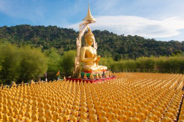 Phuttha Utthayan Makha Bucha Anusorn, Budizm Anıt Parkı, Nakhon Nayok, Tayland pagoda, Tayland 'ın başkenti Bangkok yakınlarındaki bir Budist tapınağıdır. Turistik bölge simgesi.