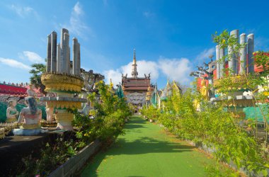 Clay Pots Tapınağı. Isan pagoda, Tayland 'ın Roi Et kenti yakınlarında bulunan bir Budist tapınağıdır. Tayland mimarisi arka planı. Turistik bölge simgesi.