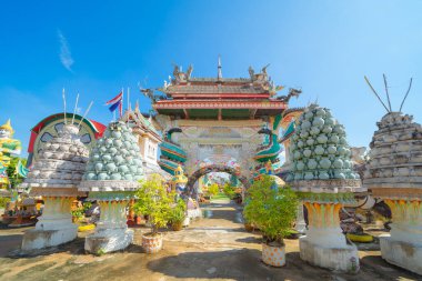 Clay Pots Tapınağı. Isan pagoda, Tayland 'ın Roi Et kenti yakınlarında bulunan bir Budist tapınağıdır. Tayland mimarisi arka planı. Turistik bölge simgesi.