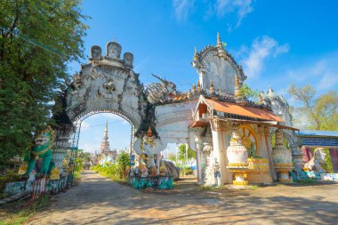 Clay Pots Tapınağı. Isan pagoda, Tayland 'ın Roi Et kenti yakınlarında bulunan bir Budist tapınağıdır. Tayland mimarisi arka planı. Turistik bölge simgesi.