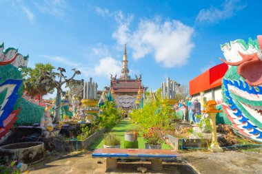 Clay Pots Tapınağı. Isan pagoda, Tayland 'ın Roi Et kenti yakınlarında bulunan bir Budist tapınağıdır. Tayland mimarisi arka planı. Turistik bölge simgesi.