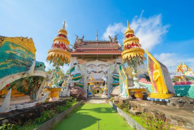 Clay Pots Tapınağı. Isan pagoda, Tayland 'ın Roi Et kenti yakınlarında bulunan bir Budist tapınağıdır. Tayland mimarisi arka planı. Turistik bölge simgesi.