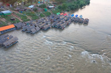 Göl havası ya da nehir suyu raftingi, parkta tekne kanalında kürek çekme. Mae Sot, Tak, Tayland 'daki orman ağaçlarını gezmek. Doğa manzarası. Turist macera aktivitesi. Tatilde seyahat.