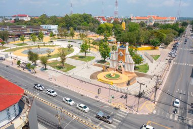 Yerleşim yerlerinin çatıları olan kare manzaralı bir anıt. Yukarıdan kentsel konut geliştirme. Üst Manzara. Tayland 'ın Isan kentindeki bir kasabada gayrimenkul. Gayrimenkul.