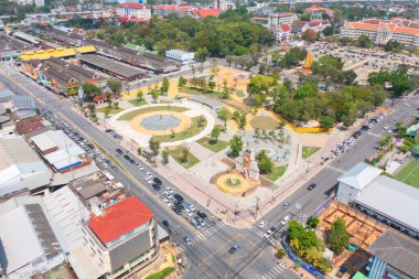 Yerleşim yerlerinin çatıları olan kare manzaralı bir anıt. Yukarıdan kentsel konut geliştirme. Üst Manzara. Tayland 'ın Isan kentindeki bir kasabada gayrimenkul. Gayrimenkul.