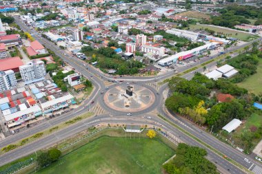 Buriram anıtının hava manzarası, bir döner kavşak, Bangkok şehir merkezindeki işlek cadde yolu üzerinde arabalar, gün batımında şehir merkezi, Tayland. Şehir simgesi mimari manzarası.