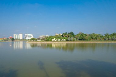 Udon Thani 'nin şehir kenti Tayland' daki göl veya nehir manzarası. Gayrimenkul.