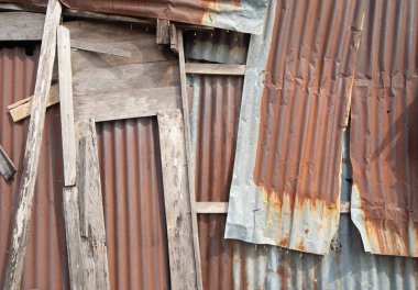 Metal çelik. Paslı demir metal, çinko çelik duvar, desenli arka plan. Tasarım dekorasyonu için dış mimari materyalinin yakın plan görüntüsü.