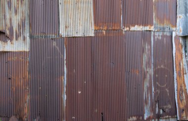 Metal çelik. Paslı demir metal, çinko çelik duvar, desenli arka plan. Tasarım dekorasyonu için dış mimari materyalinin yakın plan görüntüsü.