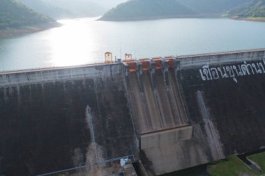 Baraj kulesi vincinin havadan görüntüsü. Tayland 'da doğal manzara arka planında elektrik için geri dönüşüm enerji endüstrisi kavramında rezervuar ve deniz suyu. Çevre.