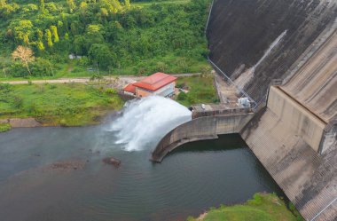 Baraj kulesi vincinin havadan görüntüsü. Tayland 'da doğal manzara arka planında elektrik için geri dönüşüm enerji endüstrisi kavramında rezervuar ve deniz suyu. Çevre.