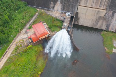 Baraj kulesi vincinin havadan görüntüsü. Tayland 'da doğal manzara arka planında elektrik için geri dönüşüm enerji endüstrisi kavramında rezervuar ve deniz suyu. Çevre.