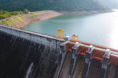 Baraj kulesi vincinin havadan görüntüsü. Tayland 'da doğal manzara arka planında elektrik için geri dönüşüm enerji endüstrisi kavramında rezervuar ve deniz suyu. Çevre.