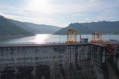 Baraj kulesi vincinin havadan görüntüsü. Tayland 'da doğal manzara arka planında elektrik için geri dönüşüm enerji endüstrisi kavramında rezervuar ve deniz suyu. Çevre.