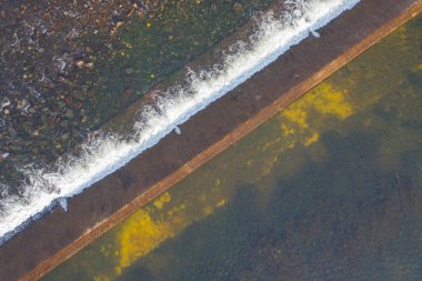 Baraj kulesi vincinin havadan görüntüsü. Tayland 'da doğal manzara arka planında elektrik için geri dönüşüm enerji endüstrisi kavramında rezervuar ve deniz suyu. Çevre.