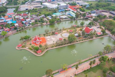 Yerleşim yerlerinin çatılarının havadan görünüşü. Yukarıdan kentsel konut geliştirme. Üst Manzara. Kalasin 'de gayrimenkul, Isan şehri, Tayland. Gayrimenkul.