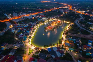 Yerleşim yerlerinin çatılarının havadan görünüşü. Yukarıdan kentsel konut geliştirme. Üst Manzara. Kalasin 'de gayrimenkul, Isan şehri, Tayland. Geceleri gayrimenkul.