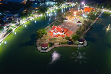 Yerleşim yerlerinin çatılarının havadan görünüşü. Yukarıdan kentsel konut geliştirme. Üst Manzara. Kalasin 'de gayrimenkul, Isan şehri, Tayland. Geceleri gayrimenkul.