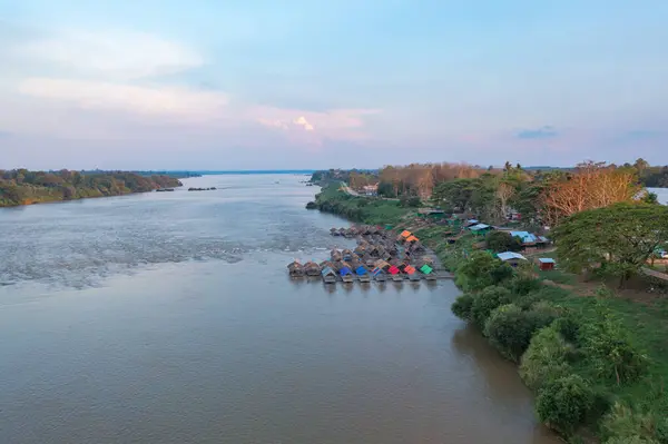 湖水或河水的空中漂流 在公园的运河上划桨 在泰国德克Mae Sot的森林树上观光 自然景观 旅游探险活动 度假旅行 — 图库照片