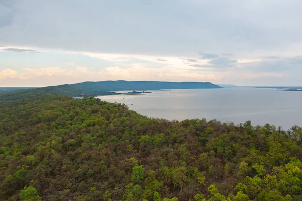 Baraj kulesi vincinin havadan görüntüsü. Tayland 'da doğal manzara arka planında elektrik için geri dönüşüm enerji endüstrisi kavramında rezervuar ve deniz suyu. Çevre.