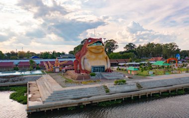 Yasothon 'daki kare şeklindeki Kurbağa Müzesi' nin hava manzarası. Üst Manzara, Isan şehir merkezi, Tayland.