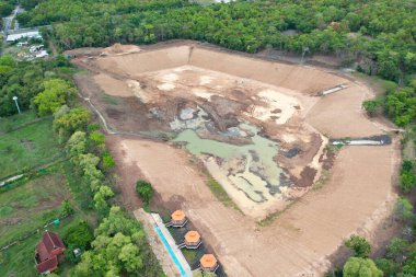 İnşaat sahasında kum bulunan arazinin havadan görünüşü. İz dokusu arka planından kurtul. Buldozer traktörü