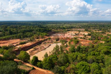 İnşaat sahasında kum bulunan arazinin havadan görünüşü. İz dokusu arka planından kurtul. Buldozer traktörü