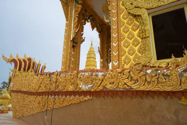 ワット フリン サラカム イサン寺院 塔はタイの都市都市部にある仏教寺院です タイの建築背景 観光名所ランドマーク — ストック写真