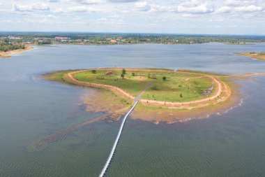 Amnat Charoen, Tayland 'daki havadan kalp aşkı gölü manzaralı nehir gölü. Doğa manzarası, Tayland. Tatilde seyahat.