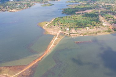 Amnat Charoen, Tayland 'daki havadan kalp aşkı gölü manzaralı nehir gölü. Doğa manzarası, Tayland. Tatilde seyahat.