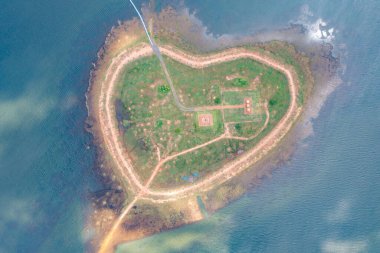 Amnat Charoen, Tayland 'daki havadan kalp aşkı gölü manzaralı nehir gölü. Doğa manzarası, Tayland. Tatilde seyahat.