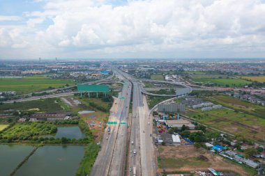 Otoyol kavşağında ya da otobanda giden arabaların hava görüntüsü. Köprü caddelerinin üst geçidi mimari konsept ağı ile bağlantılı. Üst Manzara. Şehir, Bangkok, Tayland.