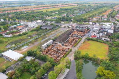 Şehir merkezindeki ahşap sanayi fabrikasının havadan görünüşü. Tayland 'da iş dağıtımı lojistik taşımacılığı.