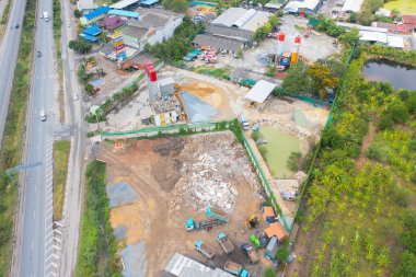 Şehir merkezindeki beton sanayi fabrikasının havadan görünüşü. Tayland 'da iş dağıtımı lojistik taşımacılığı.