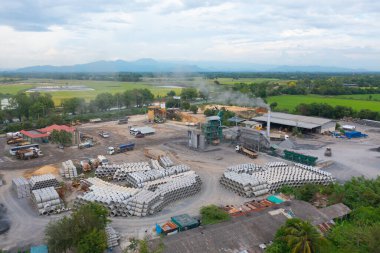 Şehir merkezindeki beton sanayi fabrikasının havadan görünüşü. Tayland 'da iş dağıtımı lojistik taşımacılığı.