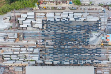 Şehir merkezindeki beton sanayi fabrikasının havadan görünüşü. Tayland 'da iş dağıtımı lojistik taşımacılığı.