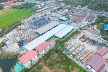 Şehir merkezindeki beton sanayi fabrikasının havadan görünüşü. Tayland 'da iş dağıtımı lojistik taşımacılığı.