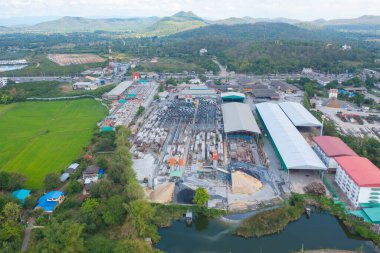 Şehir merkezindeki beton sanayi fabrikasının havadan görünüşü. Tayland 'da iş dağıtımı lojistik taşımacılığı.