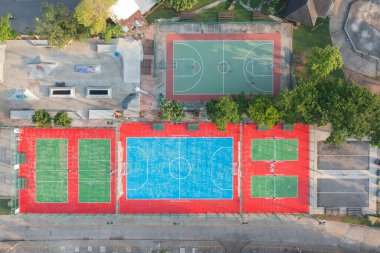Açık hava ulusal stadyumundaki boş tenis kortunun net, spor ve eğlence sahası manzarası. Yeşil arena. İnsan yaşam tarzı.