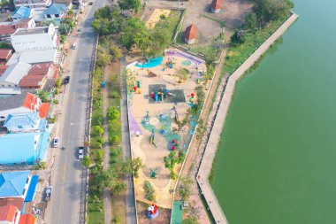 Anaokulundaki şehir merkezindeki oyun parkının havadan görünüşü. Yaşam biçimi.