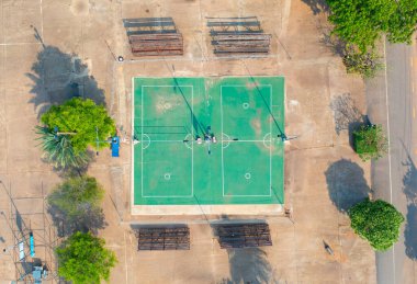 Açık hava ulusal stadyumundaki boş tenis kortunun net, spor ve eğlence sahası manzarası. Yeşil arena. İnsan yaşam tarzı.