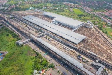 Bangkok Tren İstasyonu 'nun havadan görünüşü, BTS' nin şehir merkezindeki gökdelen binaları, Bangkok şehir merkezi silueti, Tayland. Otoyollardaki trafik arabaları.