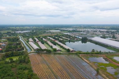 Çevre kirliliğinde endüstriyel fabrikada farklı türde çöp yığını, plastik torba ve çöp yığınlarının hava görüntüsü. Çöp boşaltma alanında atık depolama.