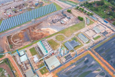 Çevre kirliliğinde endüstriyel fabrikada farklı türde çöp yığını, plastik torba ve çöp yığınlarının hava görüntüsü. Çöp boşaltma alanında atık depolama.