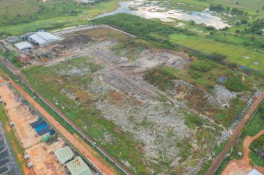 Çevre kirliliğinde endüstriyel fabrikada farklı türde çöp yığını, plastik torba ve çöp yığınlarının hava görüntüsü. Çöp boşaltma alanında atık depolama.