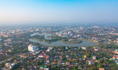 Udon Thani 'nin hava manzarası, yerleşim yerlerinin çatıları. Yukarıdan kentsel konut geliştirme. Üst Manzara. Kalasin 'de gayrimenkul, Isan şehri, Tayland. Gayrimenkul.