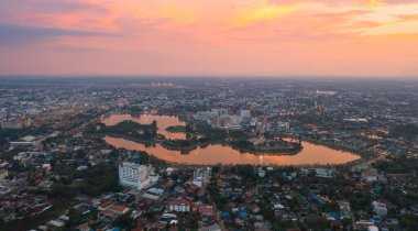 Udon Thani 'nin hava manzarası, yerleşim yerlerinin çatıları. Yukarıdan kentsel konut geliştirme. Üst Manzara. Kalasin 'de gayrimenkul, Isan şehri, Tayland. Gayrimenkul.