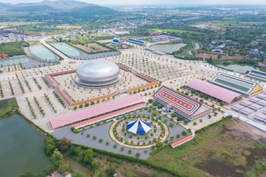 Tayland 'ın Saraburi şehrindeki Wat Phra Phuttha Saeng Tham tapınağının havadan görünüşü. Turistik bölge simgesi.